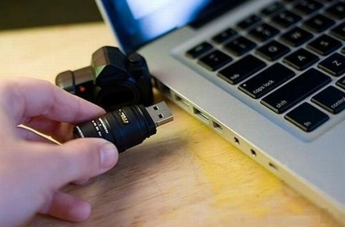 Вставляем флешку в USB-порт