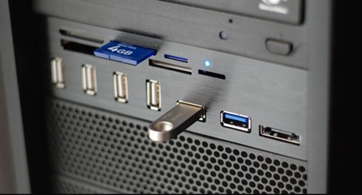 Подключаем USB-накопитель к ПК