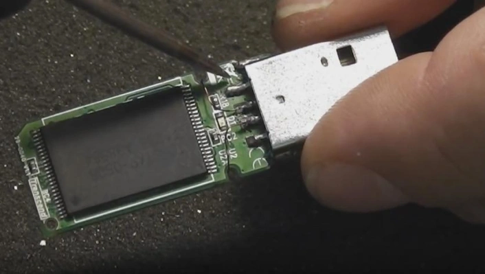 Аккуратно припаиваем USB часть к плате