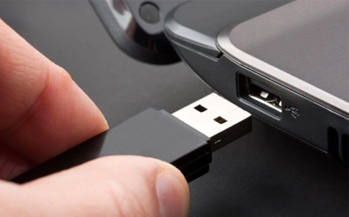 Для проверки исправности флешки вставляем накопитель в другой USB-порт ПК