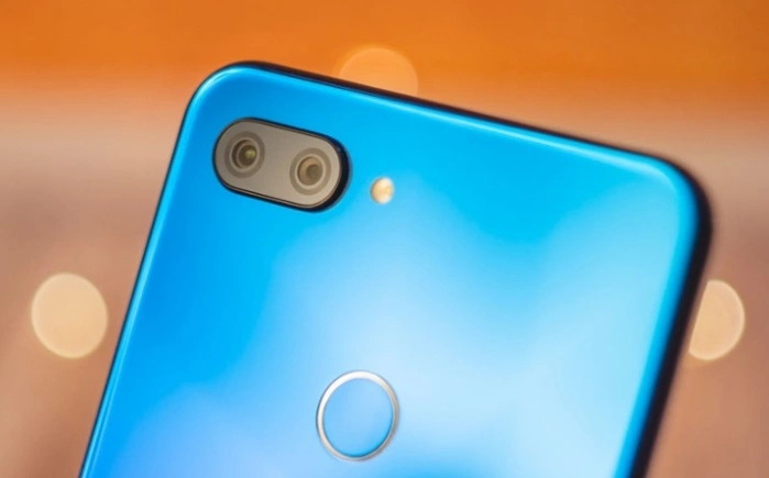 Основной глазок Mi 8 Lite имеет 12 мегапикселей и является универсальным