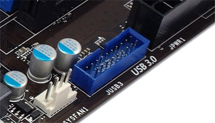 Разъем для USB-провода в нижней части материнской платы