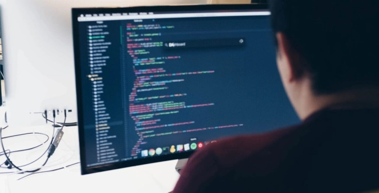 Symfony предлагает быструю разработку и управление веб-приложениями, позволяет легко решать рутинные задачи веб-программиста