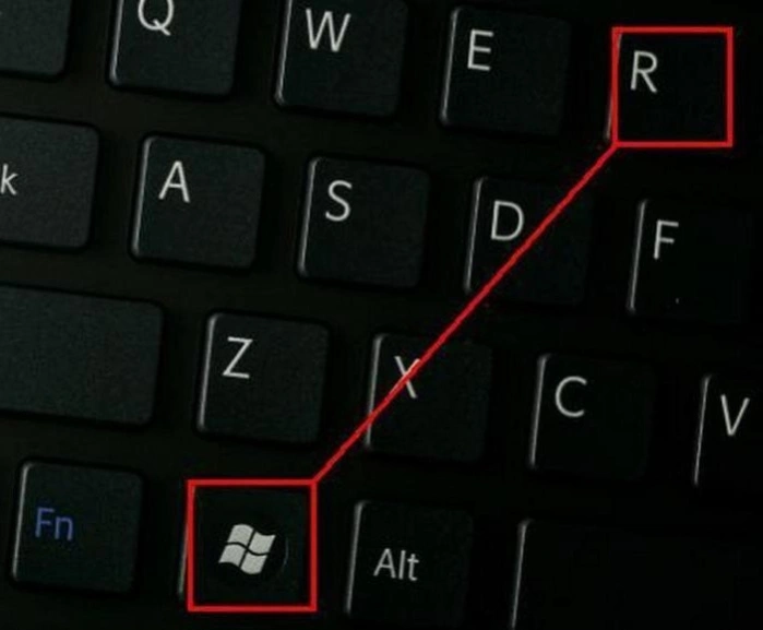 Нажимаем на клавиатуре клавиши «Win+R»
