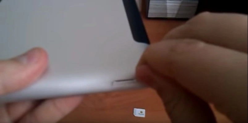 С помощью скрепки извлекаем слот для SIM-карты