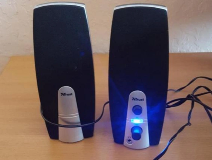 Включаем компьютерные колонки, чтобы был слышен звук обнаружения USB-диска в момент его подключения к ПК