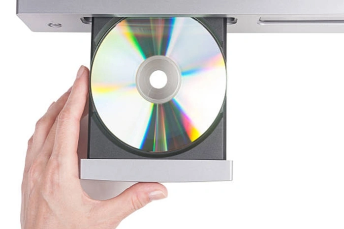Вставляем диск с установочным ПО в CD-привод