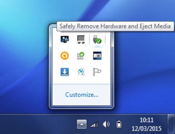 На «Панели задач» щелкаем на значок USB и выбираем опцию «Безопасное извлечение оборудования»