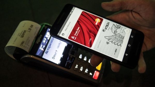 Включаем экран смартфона и прислоняем его задней частью к POS-терминалу
