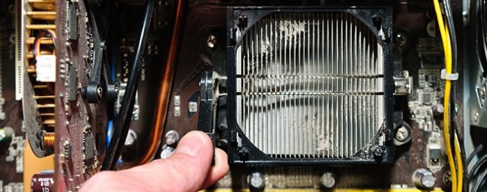 Откручиваем винты крепящие радиатор к процессору